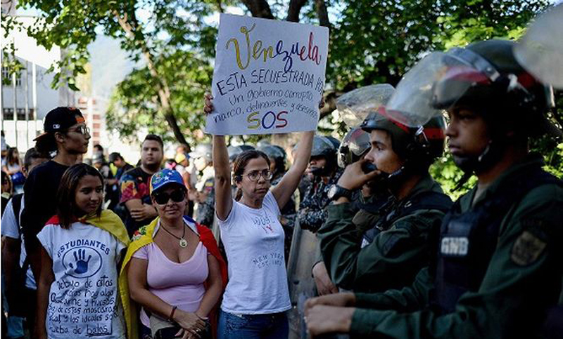 Focos de protesta en Caracas por la muerte del piloto Óscar Pérez