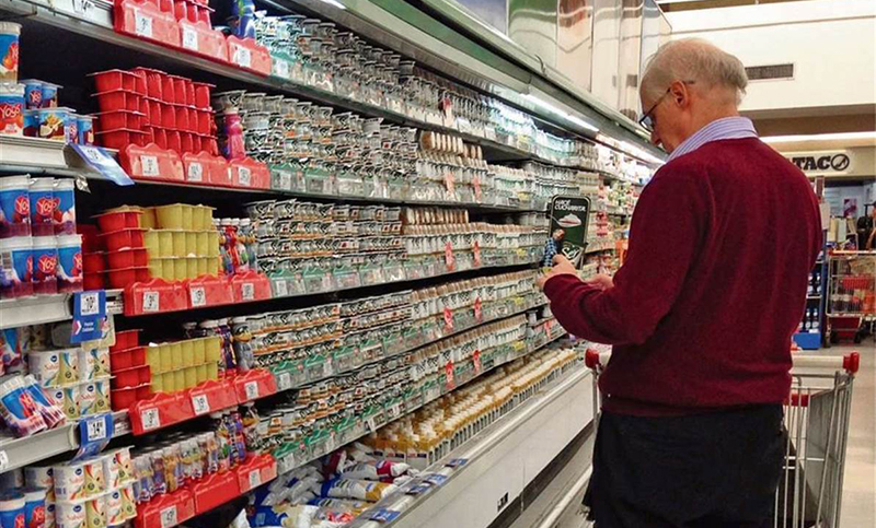 En agosto, el consumo masivo volvió a caer y lleva cuatro meses seguidos a la baja