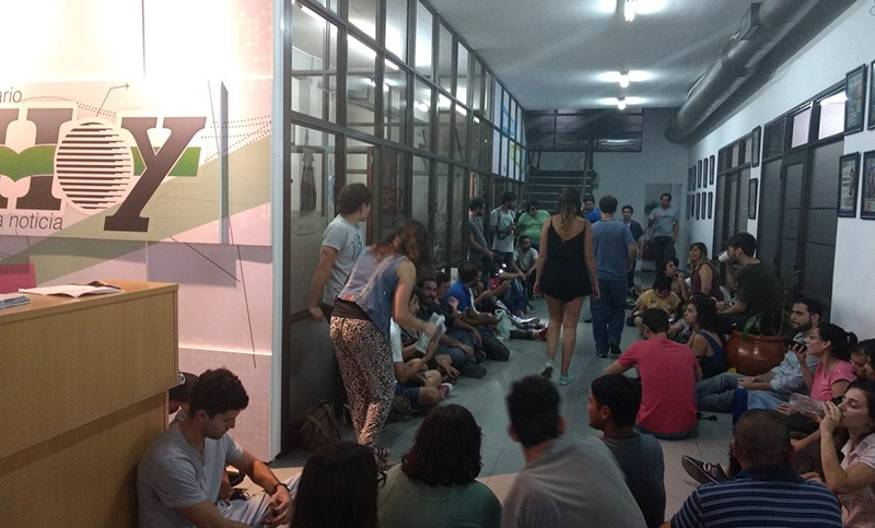 Trabajadores del diario Hoy, en alerta por el anuncio de despidos