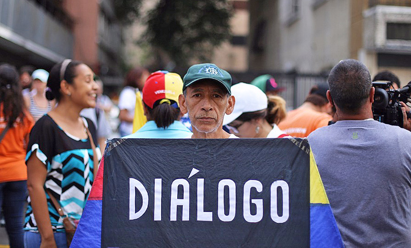 El gobierno de Maduro y la oposición retoman el diálogo por las elecciones