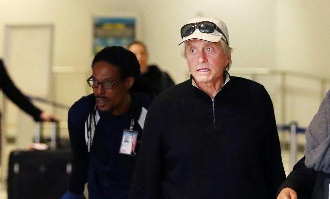 Una ex empleada de Michael Douglas lo acusó de acoso y de masturbarse en su presencia