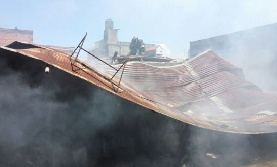 Bomberos y vecinos se unieron para controlar un incendio que destruyó una vivienda
