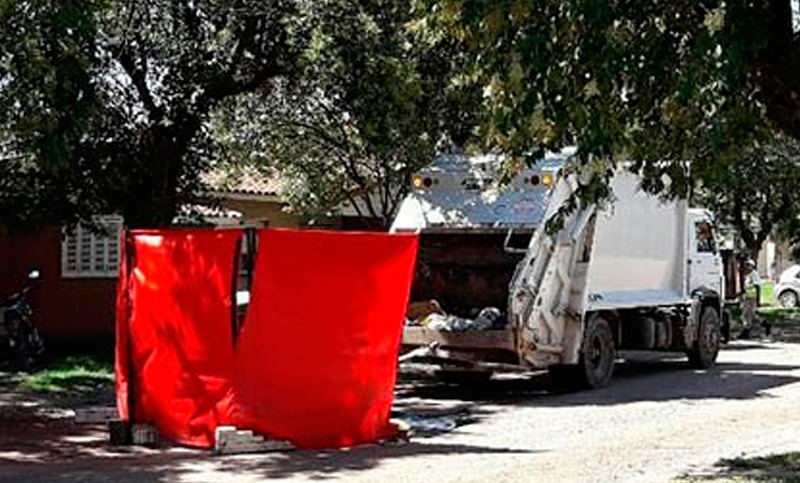 Una mujer de 80 años falleció tras ser atropellada por un camión recolector