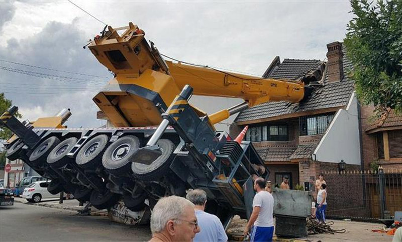 Cinco heridos tras desplomarse una grúa sobre el techo de una casa cuando instalaban una pileta