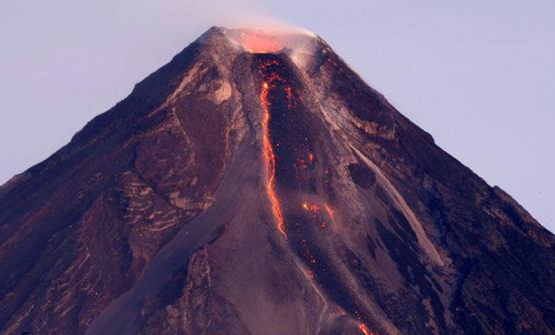 Alerta máxima ante la inminente erupción del volcán Mayón