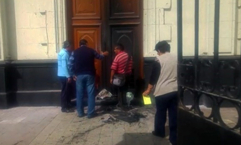 Quemaron la puerta de una iglesia en Perú a horas de la llegada del Papa