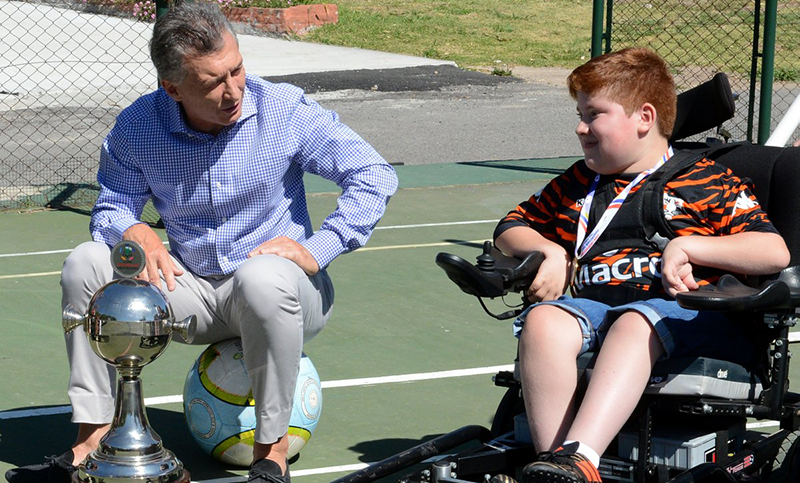 Macri recibió a los campeones de la Copa Libertadores sobre sillas de ruedas motorizadas