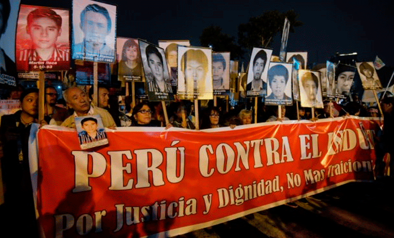 Represión policial en una nueva protesta en Perú por el indulto a Fujimori