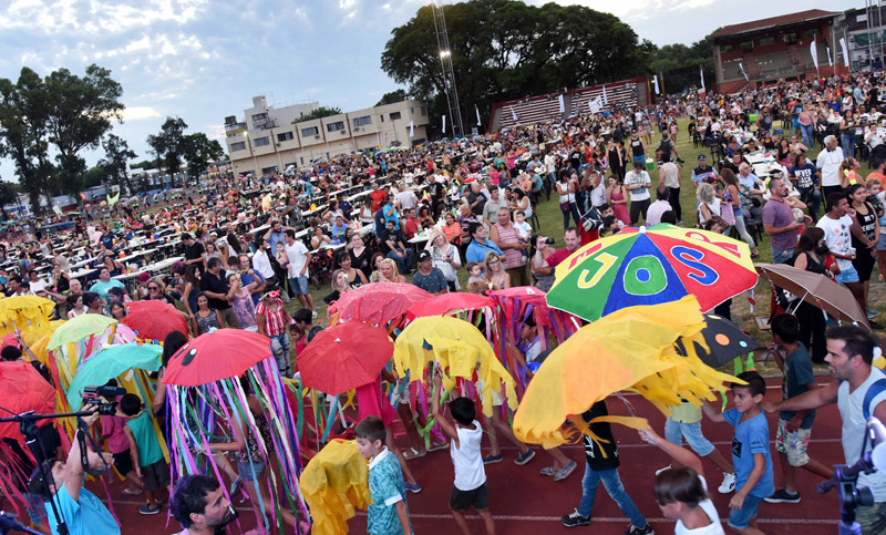 Una multitud celebró la Fiesta de las Colonias en el estadio municipal