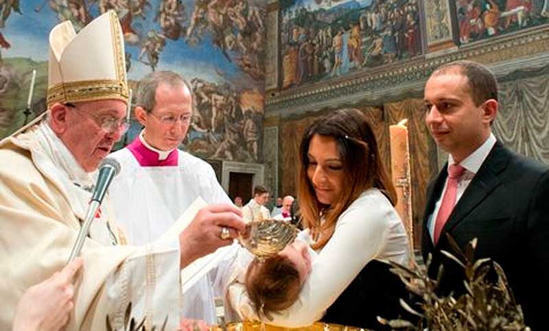 El Papa bautizó a 34 niños en la Capilla Sixtina