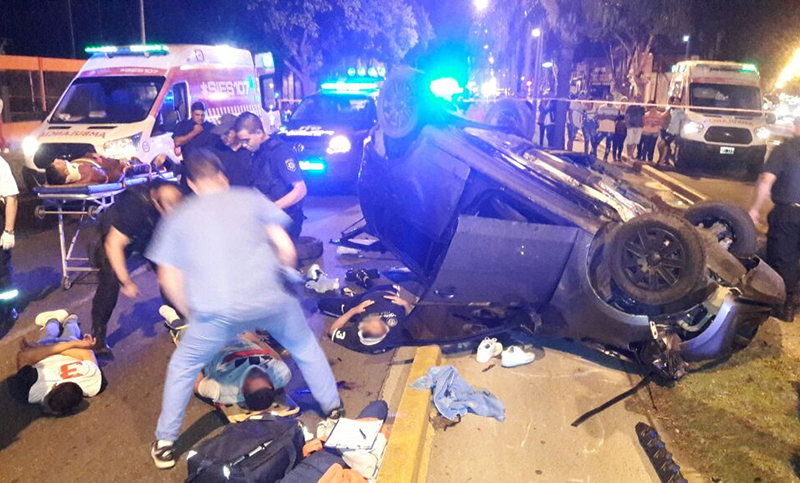 Protagonizaron un espectacular choque y vuelco cuando huían de la policía