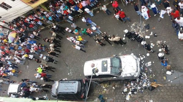 Una turba mantuvo encerrado en una radio a Rafael Correa, a días de la consulta popular