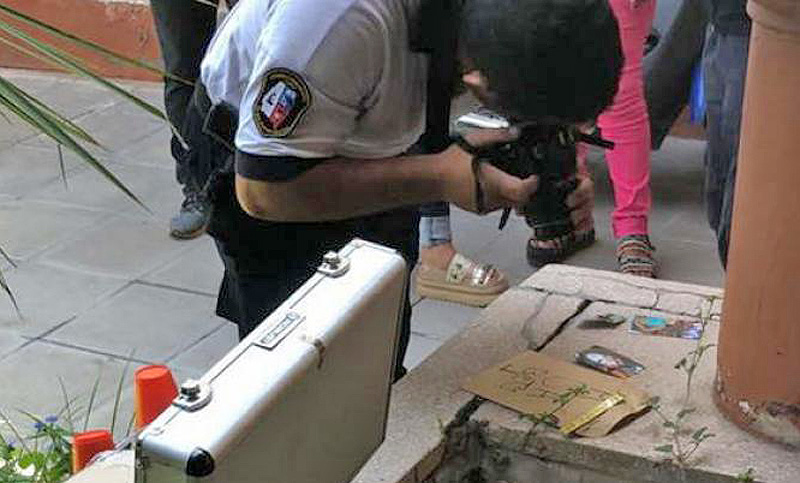 Aparecieron fotos de niños clavadas con alfileres frente a una repartición pública