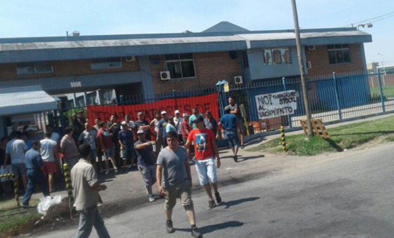 Trabajadores ocupan la autopartista Stokl por temor al vaciamiento de la empresa