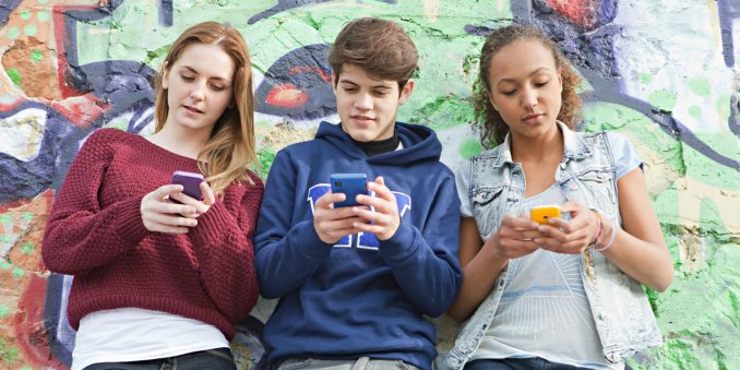 La mitad de los adolescentes de Estados Unidos siente adicción a sus celulares
