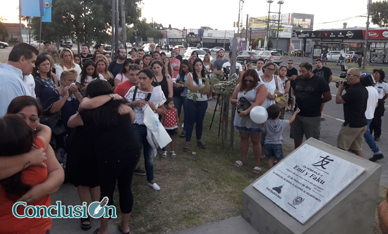 Avenida Pellegrini ya luce una placa en recuerdo de Emi y Facu