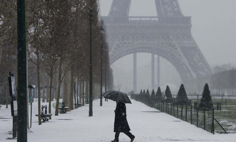 Fuertes nevadas afectan gran parte de París