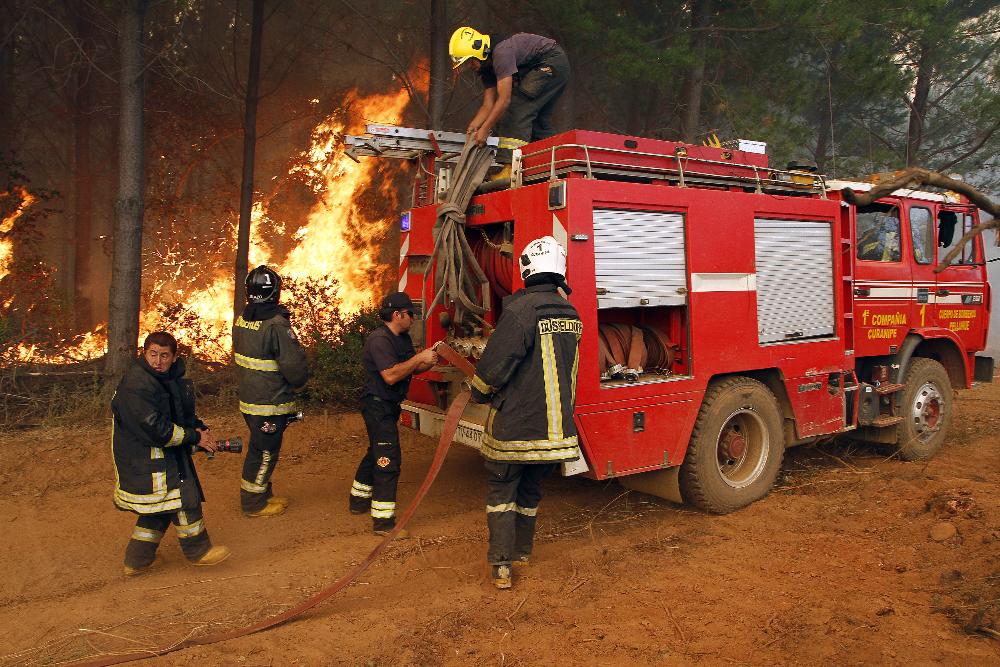 Avance de incendios forestales mantiene en vilo al sur de Chile