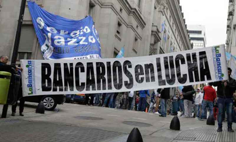 Contrario al pedido gremial, los bancos ofrecen pagar los salarios ajustados por inflación