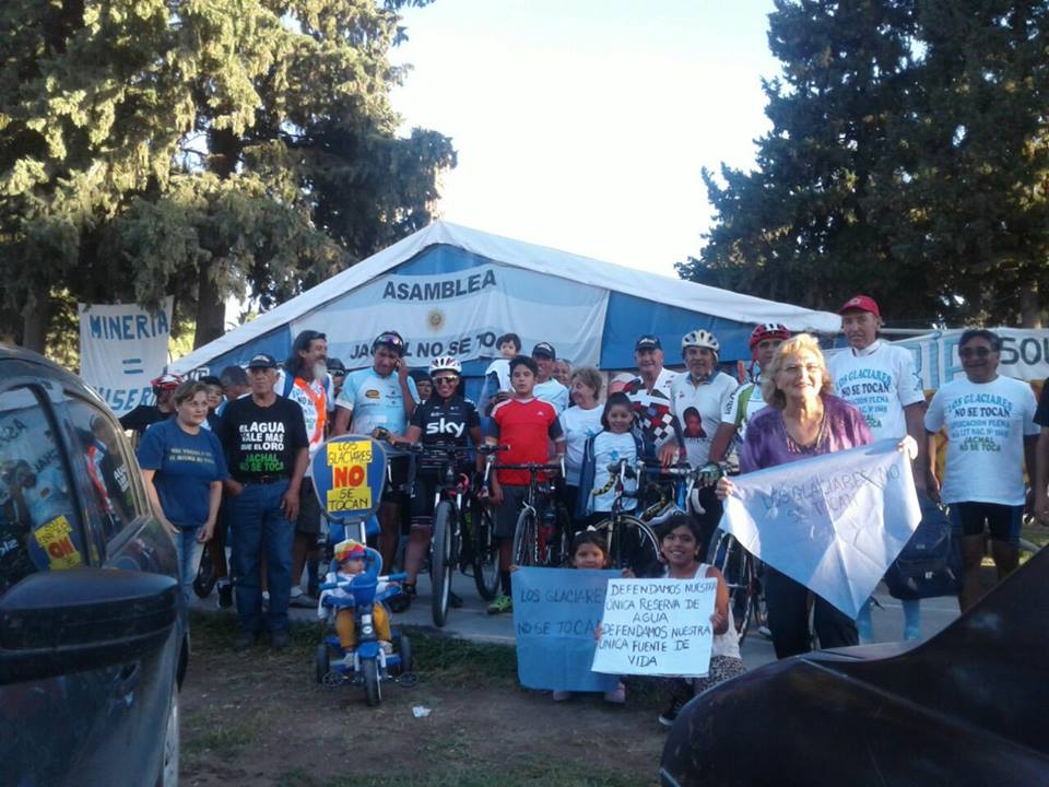 Importante bicicleteada en defensa de la ley de glaciares
