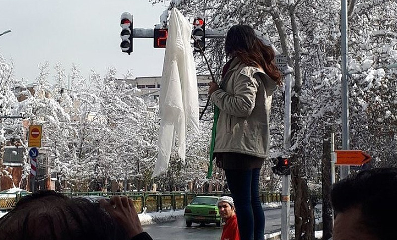 Unas 30 mujeres fueron detenidas en Irán por quitarse el velo en público