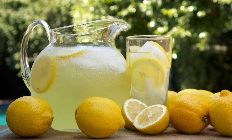 Los beneficios desintoxicantes de tomar agua con limón en ayunas