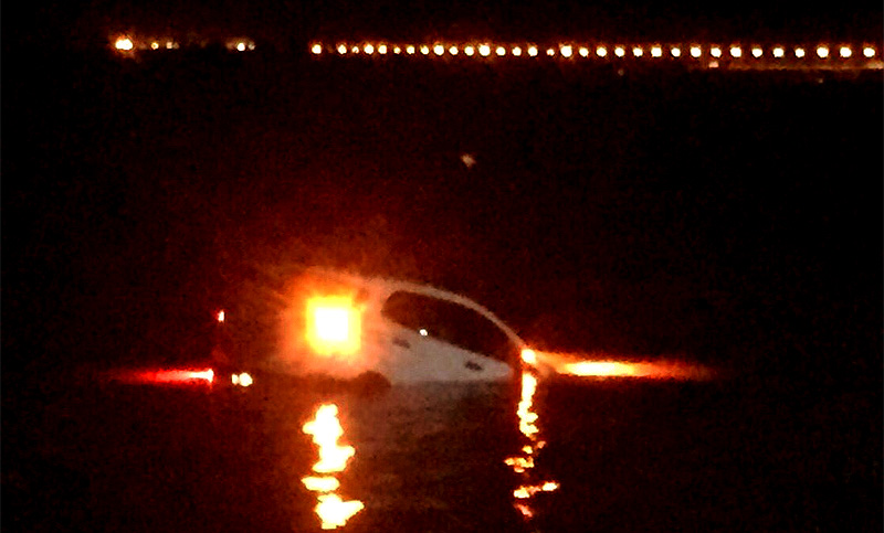 Había pendiente, no pusieron freno de mano y la camioneta terminó en el río
