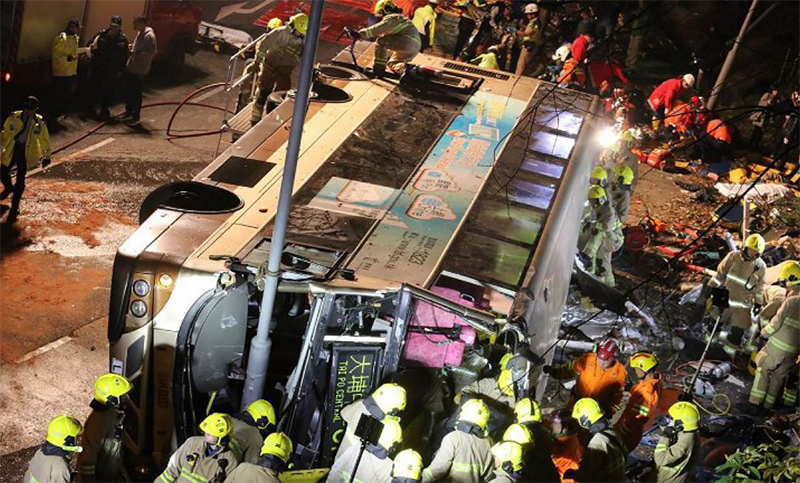 Al menos 19 muertos y 60 heridos al volcar un autobús de dos pisos en Hong Kong