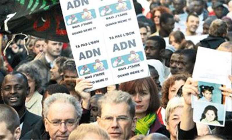 Francia presenta una controvertida ley de inmigración