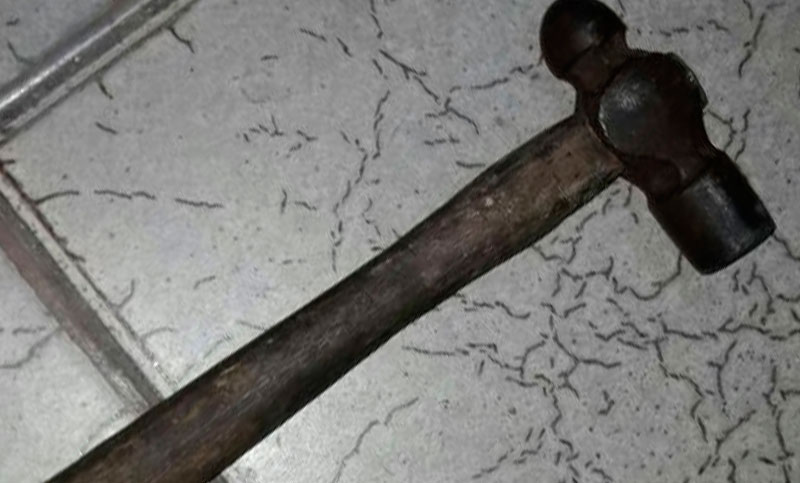 Intentó asaltar a una mujer con un martillo y fue detenido