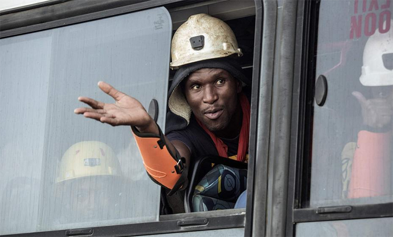 Rescataron a los casi mil mineros sudafricanos atrapados bajo tierra