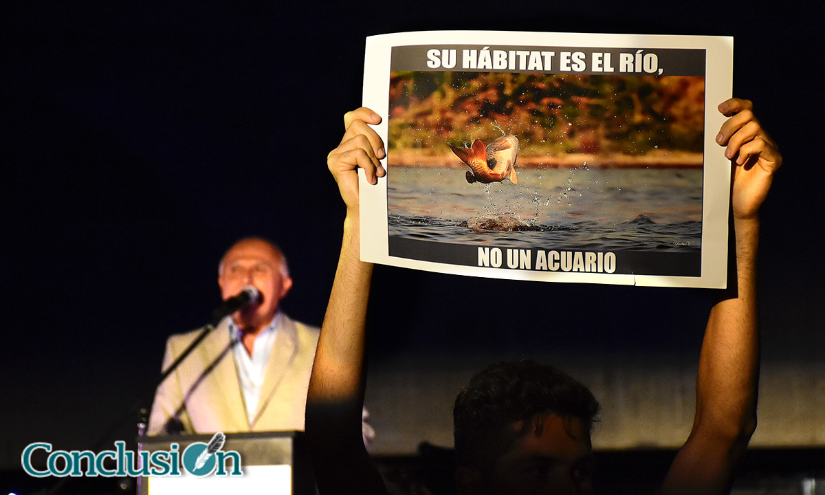 Un grupo de personas protestó contra el acuario durante su inauguración