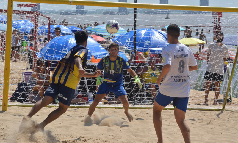 Central y Argentino jugarán la final del primer torneo de fútbol playa