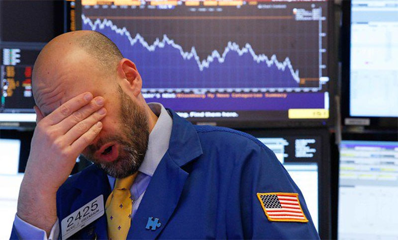 El derrumbe de Wall Street desató temores de “viernes negro” en mercados del mundo