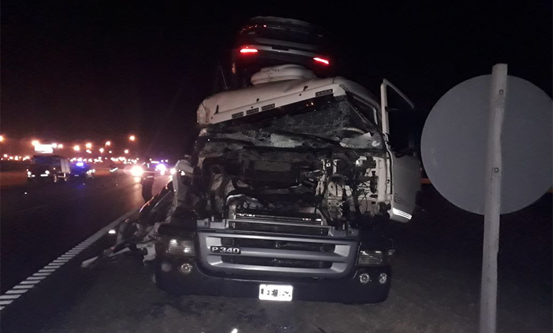Chocaron dos camiones en la autopista Rosario- Buenos Aires