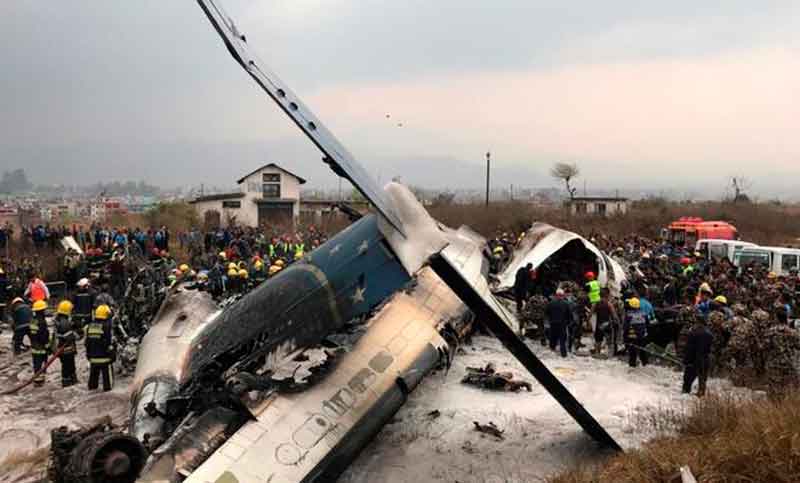 Al menos 40 muertos en avión bangladesí que se estrelló en Nepal