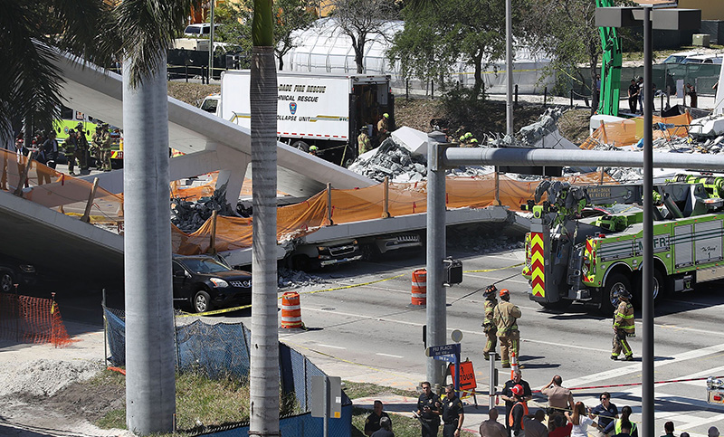 Colapsa puente peatonal sobre avenida seis vías en Miami