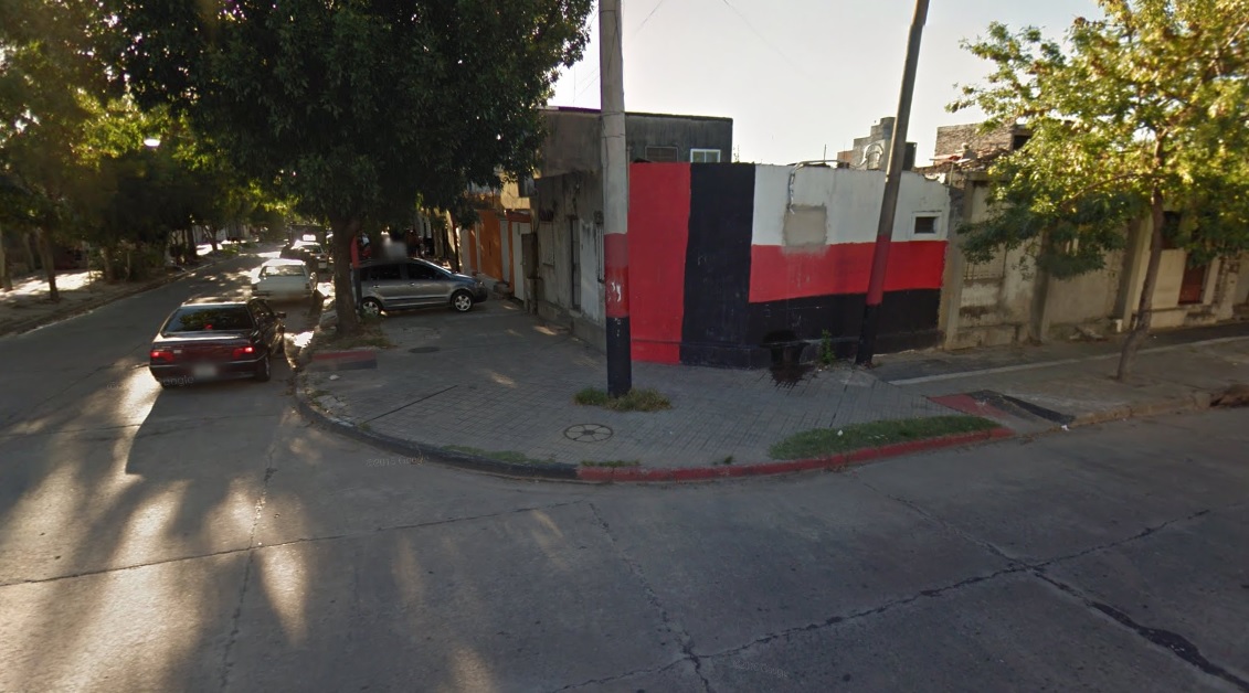 Robaron una camioneta, atropellaron a dos peatones y huyeron
