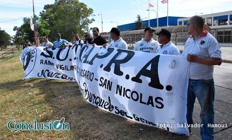 Protesta de vigiladores frente al Swift por mejores condiciones laborales