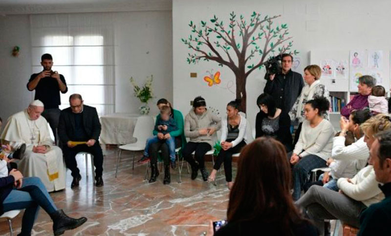 El Papa visitó una residencia de mujeres y merendó con los hijos