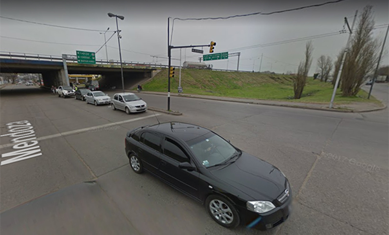 Choque y vuelco por la colisión de dos autos en Mendoza y Circunvalación