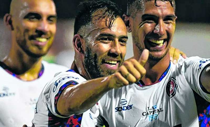 Central Córdoba volvió a ganar y quedó a dos puntos de la cima
