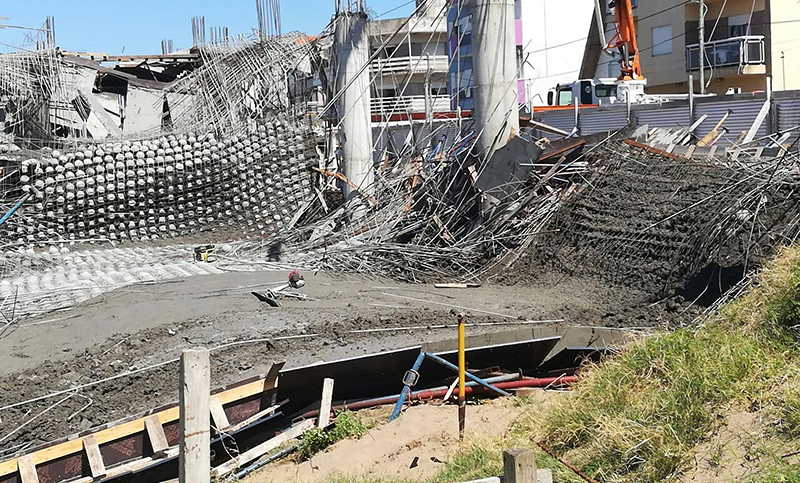 Cinco obreros muertos tras un derrumbe en el Centro Cultural de Santa Teresita