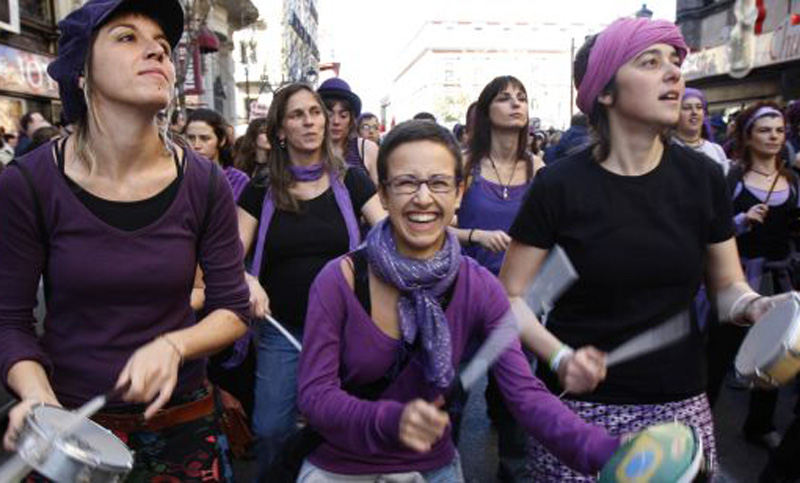 Las mujeres españolas celebran el 8M con una inédita huelga