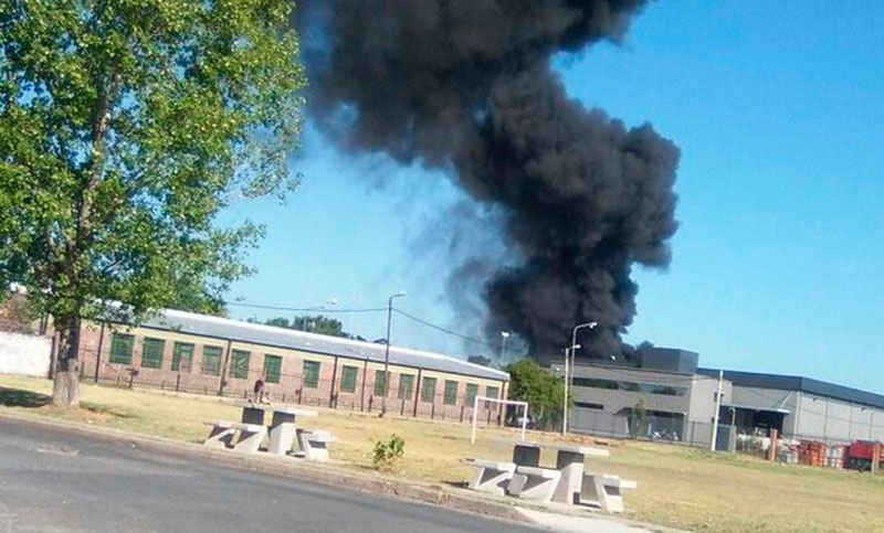 Un impresionante incendio se desató en un depósito de caucho en zona sudoeste
