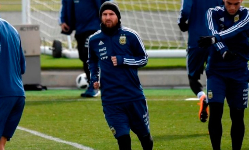 Messi entrenó en la casa de Cristiano y es duda para enfrentar a España