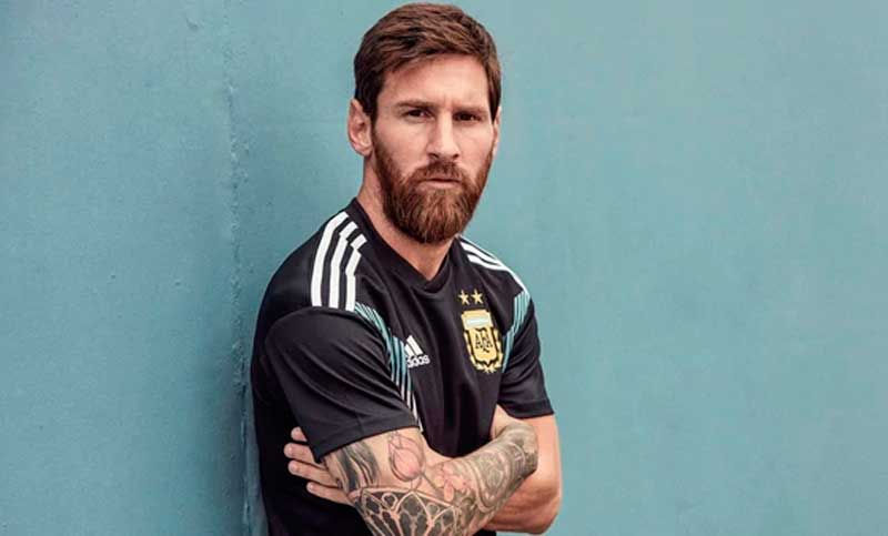 La selección argentina espera a Messi, quien presentó la nueva camiseta