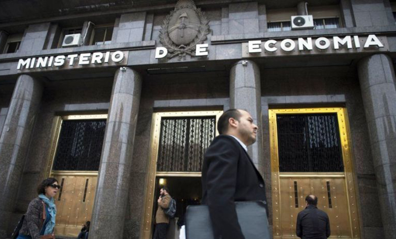 Mientras jugaba Argentina subió el dólar y creció la deuda externa