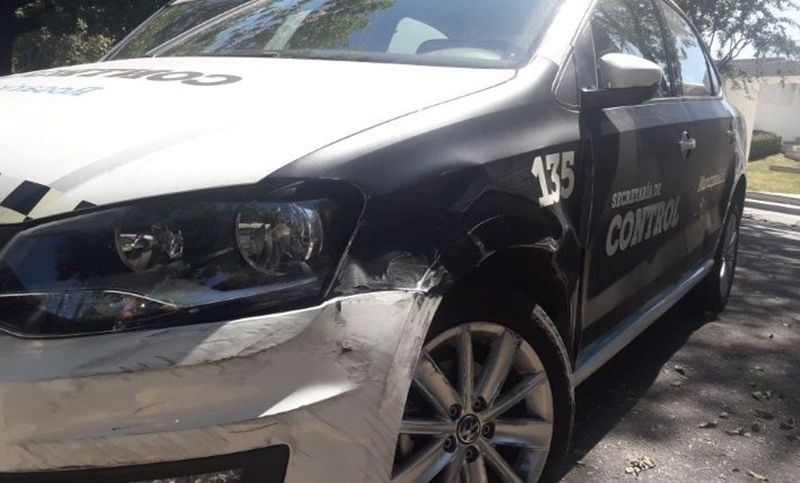 Cometió una infracción, se enojó y lesionó a la inspectora de tránsito