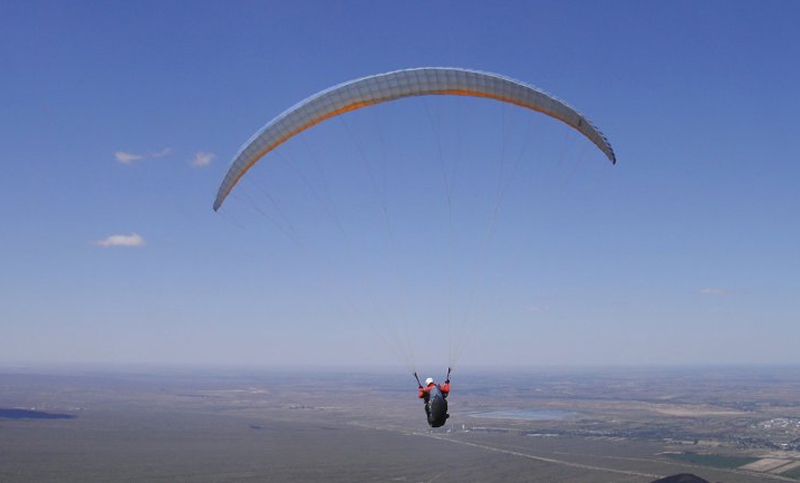 Un hombre murió tras caer en un parapente en un cerro de Mendoza
